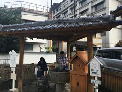 湧き出るお湯を自由に汲んでよいそうで、ひしゃくがありました。
容器がない場合は、お金を入れて小さいボトルが買えるみたい（200円）。
でも、あまりに小さいので周りの人と「ちょっと小さいわ」と苦笑い。

私たちは持ってきたペットボトルに、少しいただきました。
家に帰ってからも美肌湯を使いたいんだもん。


