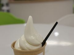 ミルクスタンドは、北海道各地の牛乳が売っています。
ソフトクリームはその時によって使う牛乳が違うみたい。
モコモコの形が可愛いソフトクリーム。
ミルクが濃厚で美味しかった。
牛乳王国の北海道でアイス食べるの今回初めて？