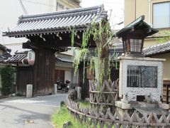 季節に関係のない鉄道博物館にでも行こうとバスで大宮通りを南下すると「島原口」というバス停が。
そういえば「輪違屋」とか未だ行ったことないなと思い、バス一日乗車券の気軽さから急遽下車。
「島原大門」はバス停から10分弱。