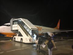 チェジュ航空は第２ターミナルだから徒歩で機内へ。
しかし、着席後トラブル発生…
ほぼ全員乗り込んで、扉が閉まるのを待っていたら、一人のおばはんが…
なんで前に行く？降りて行ったんじゃ？？？大丈夫？
私たち、最終の電車で、清州空港駅から大田に向かわないといけないんだけど…