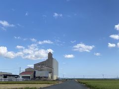 いい天気。田畑の中のサイロがきれい。空港までの途中の景色。別に観光スポットでもないけれど、ドーンと大きくて迫力あります。なんか好きな建造物。