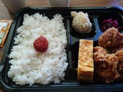 翌朝はホテルの朝食を部屋でいただきました。
食堂で無料で配布してくださいました。シンプルな唐揚げ弁当ですが美味しかったです。