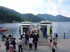 バスは渋滞に巻き込まれることなく、ほぼ時間通りに中禅寺湖へ着きました。
ただ車内はこの日も満席。
中禅寺湖遊覧船に乗船します。