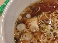 ホテルへ帰って　食堂でサービスの〆のラーメン
このホテルチェーンでの　人気のサービスだそうです
大人気で　提供まで結構時間がかかりましたが
缶ビールなんかの　サービスがあって
待ち時間も　大丈夫です

麺半玉ぐらいの　あっさりラーメンです
美味しく　いただきました
さって　お風呂も入ったし
明日に備えて　寝ます
おやすみなさい