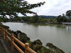 阪急電車で途中下車して、長岡天満宮へ。この池が気に入りました。
