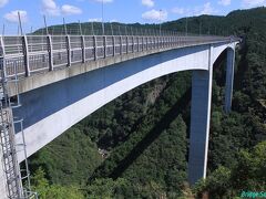 【新旅足橋】 
2010年(平成22年)竣工、PC3径間連続ラーメン箱桁橋。

旅足橋を含む木曽川沿いを走っていた国道418号の付替として整備されました。