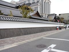 市役所や県庁から歩いて数分の白壁地区は江戸時代から続く古い街並みです。道路の両側には白壁の家や武家屋敷のような門構えが続いていて落ち着いた雰囲気でした。