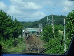 一線スルー方式の松崎駅。
こういう駅は、時速120kmのままガンガン通過。
ローカルな景色とは対照的。