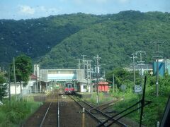 青谷駅。
下り列車とすれ違い。
あわせて、先に発車していたタラコちゃんを追い抜く。