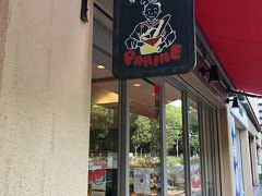 土曜日の午前中ここでパンとコーヒーを買います