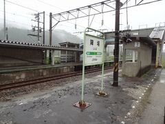 11:58
秋田県に入りました。
秋田県最初の駅は、陣場(秋田県大館市)です。

明治32年に開業。
昭和45年、矢立トンネル新線区間開通に伴い現在地へ移転して来たそうです。