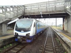 14:24
八郎潟に停車。
快速.リゾートしらかみ5号(秋田→青森)と列車交換。
この列車は、五能線経由で運転される観光列車です。