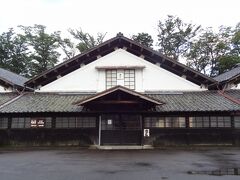 山居倉庫は、米の積出港として賑わった酒田の歴史を今に伝え、NHK連続テレビ小説「おしん」のロケーション舞台にもなりました。

倉庫の1棟は庄内米歴史資料館として利用されております。