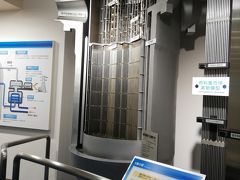 宿に戻るにはまだ時間があります。美浜原発のPRセンターに行ってみましょう。
実は私の卒業研究は放射線に関係していました。「ピリジン ジ カルボン酸 ジ エチルエステルのメタノール溶液へのコバルト60照射による化学反応」(うろ覚えなので多分、、)　資料に放射線照射してもらうために、先輩に連れられ群馬県新町の原子力研究所に通った時に、一般公開していない内部の見学をさせてもらったこともありました。そんな訳で、「原子力」とか聞くと、親近感が湧いちゃうのです。😅

写真は、1/3縮尺の原子炉容器。意外と小さいのですね！