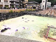 草津温泉 湯畑

08月12日（水）　　

源泉が湧出する湯畑～～♪♪

湯畑は3つのエリアに分かれていて
はじめは草津にある主要6源泉のうちのひとつ
「御汲み上げの湯」と呼ばれる熱湯の池。

湯畑から湧くお湯は毎分4,400リットル。
千年以上にわたって湯の華が沈み
池の底は真っ白！！

池の中に組まれた四角い枠は1726年に
8代将軍徳川吉宗のためにお湯を汲み上げた場所
「将軍御汲み上げの湯枠」
ここから江戸城へと運ばれたらしいです。
木枠自体も御汲み上げのために組まれた
300年前のものと言われています。

