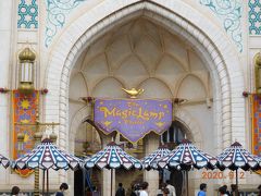 雨も止んだところで、マジックランプシアターへ。
人気のマジックショーだから、１時間弱くらい待ちました。
でも、待ったかいがあるおもしろいマジックショーでした。