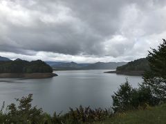 糠平湖　朝は晴れていたのに、だんだんどんよりしてきました。