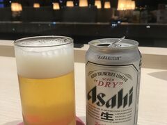 夜中出発便に向けて、とりあえず、ビールで一人乾杯w