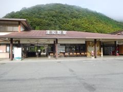 津和野駅。多分、駅舎の後ろの山の中腹に乙女峠の記念聖堂などがある。
