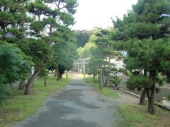 平潟湾に突き出した琵琶島神社の参道から瀬戸神社を振り返ると独特の景観を味わえる。
この地に由緒ある神社が建立されてなかったら、平潟湾は全面的に埋め立てられ、現在まで残された平潟越しの景観を眺めることはできなかったかもしれない。