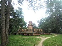 雨にも少し降られましたが、なんとかたどり着きました。
完全に裏口から入った形ですが、実際はこちら側が正面になります。