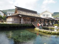 次も神秘的なパワースポット。
富士山の澄んだ雪解け水が湧く忍野八海。