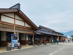 10時半頃チェックアウトして、道の駅 南魚沼雪あかりに立ち寄って、お買い物をして帰ります。
新米の季節で、農産物販売所はかなり混みあってました。
こちらで野菜をいろいろ購入。

ちなみにここでは地域共通クーポン使えません。
使えると思ってレジで断られている人を2組くらい見かけました。
実は使えるのはここの裏手にある美術館だけみたいです。わかりにくいよね。
この辺で使えるのは「魚野の里」というお土産処など。
私たちは前日にそこに行って新米と日本酒などで地域共通クーポンを一部使っていました。