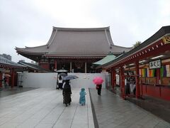 浅草寺本堂の手前は、工事中でした。