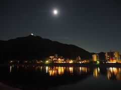 温泉に浸かって温まり、月夜の中こうして旅情を感じつつまったり散策する。これが温泉旅行というものでしょうか。ネカフェを転々としながら乗りつぶしを続けていた学生時代とは趣が異なりますが、コレもまたいいものだ（いや、コロナ落ち着いたら列車乗りまくる旅も再開したいんだけどねー）。