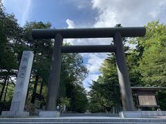 着きました～。北海道神宮！！

御朱印集めしているので、神宮と名のつく神社は絶対にお参りしたい！と思っているので朝から行ってきました。

鳥居も立派です。

