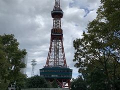 北海道は4度目ですが、きちんとテレビ塔を見たのは初めてかも。

東京タワーのミニって感じ。