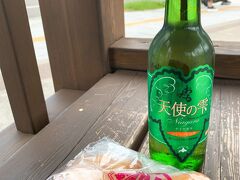 大好きなかま栄で、天ぷら2種類買って前のベンチでいただきまーす。

雰囲気で天使の雫っての買ってみたけど、甘い系で普通にビールにするべきでしたね。