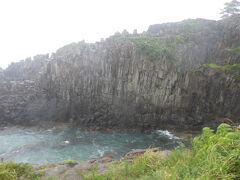 地学に詳しくないけど、特徴的な岩肌なのかな。