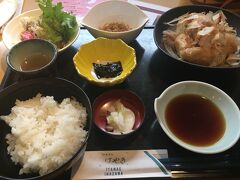 お昼も過ぎて、お腹がすいたので通りかかった道の駅へ。厚揚げはこの道の駅の手作りだった。たぶん。
肉や魚がなくても、こういう定食が美味しいと思えるのは大人になった証拠