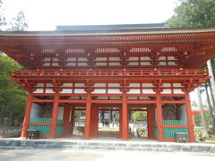 本当は、橿原神宮の近くにお目当ての茶粥屋さんがあったのですが、ナビが指し示した場所が違っていて、たどり着けなかったので断念&#128547;
高野山にきました。念願の和歌山県突入です。
大門。