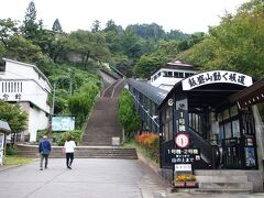 ★飯盛山★
駅から５分ほど｢飯盛山下｣で下車しました
ここからは右手のエスカレーターに目もくれず階段を登ります。　