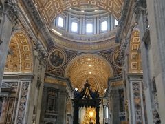 世界最大級の教会ですから中にはいると
その内部の価値も高いことがわかります。

今回のヨーロッパ５カ国周遊でフランス・ドイツ
オーストリアにも巨大な教会はありましたが、
ヴァチカンのサン・ピエトロ大聖堂は別格です！