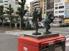 レンタカーをオフィスに返却して、そのまま徳島駅まで送迎。
駅前にはいかにも徳島を思わせる、阿波踊り像が。