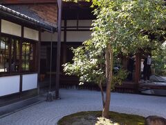 京都最古の禅寺、建仁寺
鎌倉時代の建仁2年（1202年）に作られたので、当時の年号に由来して建仁寺と名づけられたらしい。

これは○△□の庭
禅宗の四大思想（地水火風）を地（□）、水（〇）、日（△）で象徴したものということである。
□→井戸
〇→木の周りの模様
はすぐにわかるけど、△がわかりにくい。

奥にある地面の盛り上がった部分や、奥と手前の屋根の間のスペースが△らしい。
