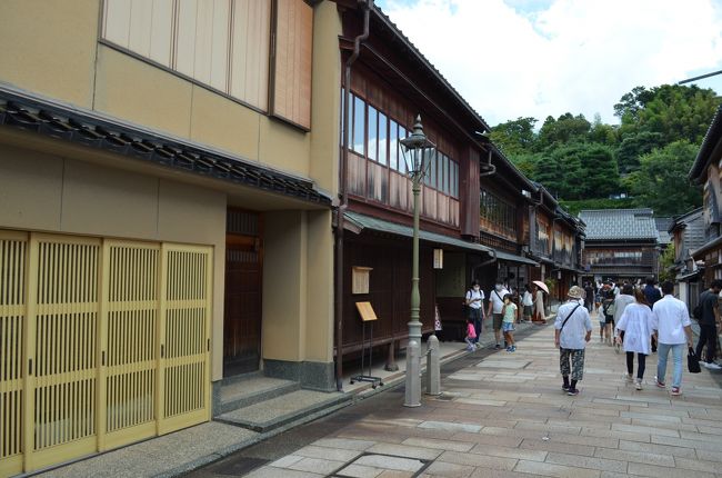 ひがし茶屋街。混んでます！この4連休はどこも人出がかなり多いようです。