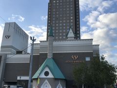 この日の宿は、新札幌のホテルエミシア

友人宅から、割と近いホテルだったのでこちらにしたけれど、結局大通公園近くで飲むことになったので、あまり意味なかったです。

予約したのが遅く、駐車場付きホテルにあまり空きがなくこちらに。

新札幌駅の目の前にあり、駐車場もアリです。
札幌駅・大通公園駅、ススキノエリアで宿がなければ、こちらの選択肢も。