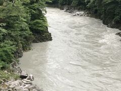 天竜峡へ
先週来の大雨のため天竜ライン下りは残念ながら運休。
観光案内所で地図をもらって天竜峡遊歩道を一周してみました。