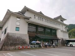 続いて停車した駅は『道の駅信濃路下條』。道の駅に併設したお城のような建物は『そばの城』。団体さん御用達な感じかな。この時も数台の観光バスが停車していました。しかも外国の方ですよ。もちろん観光での入国は禁止されているので国内に住まれている方々なはずですが。
一階はお土産や軽食、二階は団体さん用の食堂みたいだったかな。