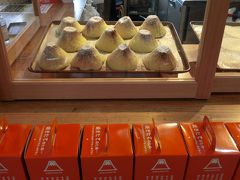 隣の店に移り、次の名物を食べることに。