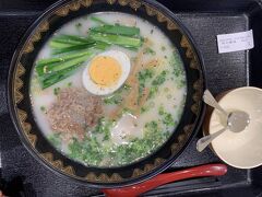 子供はラーメンが食べたいとのリクエストで、「焼肉トラジ」でラーメンを注文しました。焼肉屋のラーメンならではで、牛骨ラーメンで肉ものっていました。意外にさっぱりしたスープでした。 