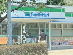 途中トイレ休憩で「千代田パーキングエリア」によりました。ファミリーマートとトイレがあります。ファミリーマートは通常のコンビニ商品だけでなく、お土産の取り扱いもありますした。