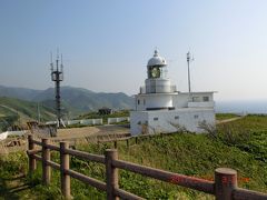 龍飛崎灯台
　階段国道ではなく、階段村道を登ったところにある龍飛崎灯台。対岸の北海道白神岬灯台と共に、津軽海峡の西側玄関口に位置する灯台で、昭和７年設置された。明るさ４７万カンデラ、群閃回数は、２０秒ごとに２閃光、海水面から１１９ｍの位置にある灯台である。
