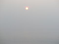 ウェザーステーションから見た夕日・・・
ちょうど西之島が大きな噴火をして、火山灰が漂っているため空がモヤモヤ・・・
