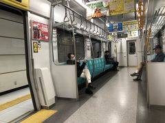 エアポート快速で札幌に向かいます。今回は座席が窓と並行に設置してあるロングシートの車両。いつもの通勤電車の延長のような感じで、味気なくなるのでちょっと残念。