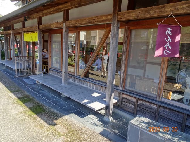 桂川沿いにあるお店です